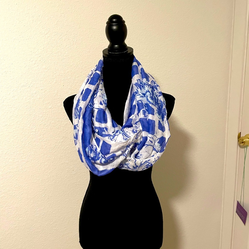 🟡 3/$15 NWT charming Charlie scarf